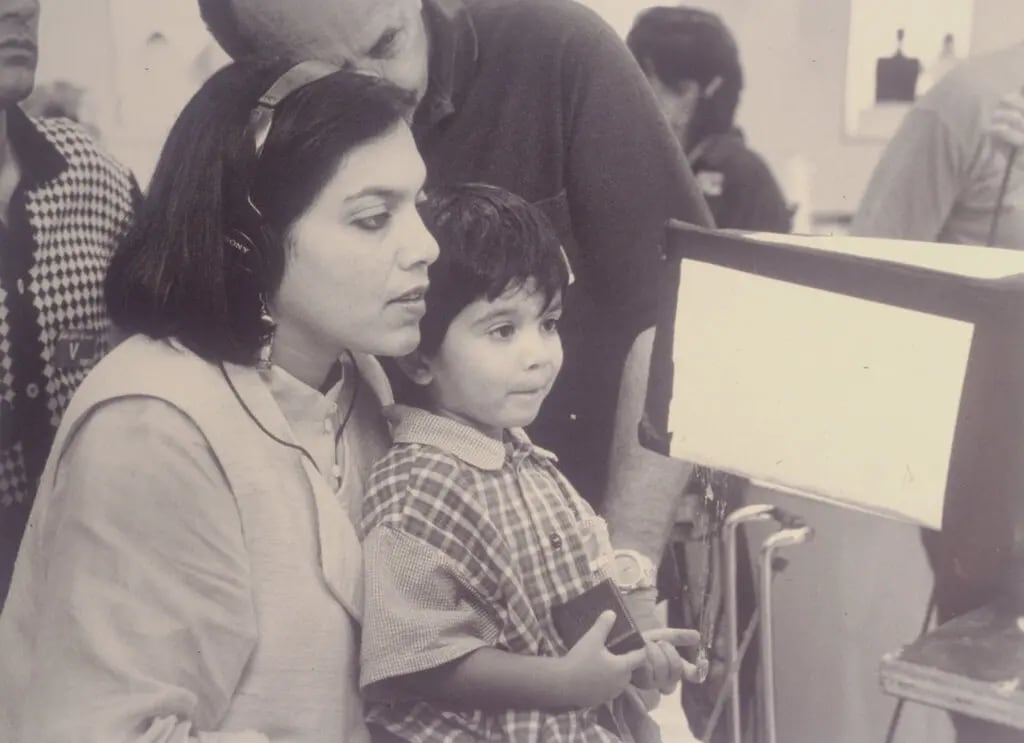 Zohran Mamdani, de niño, en el set de filmación de su madre, la directora india nominada al Oscar Mira Naira (Foto: gentileza Mira Naira/NYT)