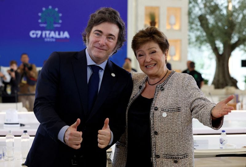 La directora gerente del Fondo Monetario Internacional (FMI) posa para una foto junto al presidente argentino, Javier Milei, en un encuentro en Italia en junio pasado (REUTERS/Louisa Gouliamaki)