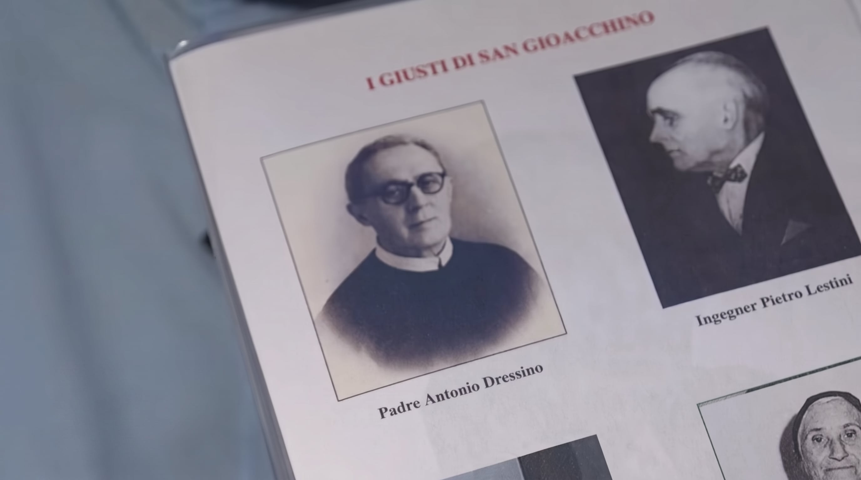 El sacerdote Antonino Dressino cruzó el estrecho pasaje de la cúpula para celebrar la Navidad de 1943 junto a la comunidad refugiada (Captura/YouTube)