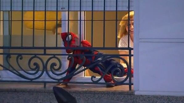 El mini Hombre Araña hzo su show, pero algo terminó saliendo mal (Captura TV)