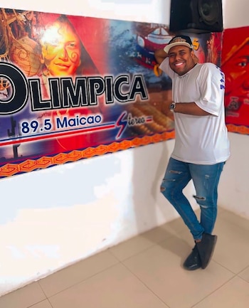 El locutor compartía con unos