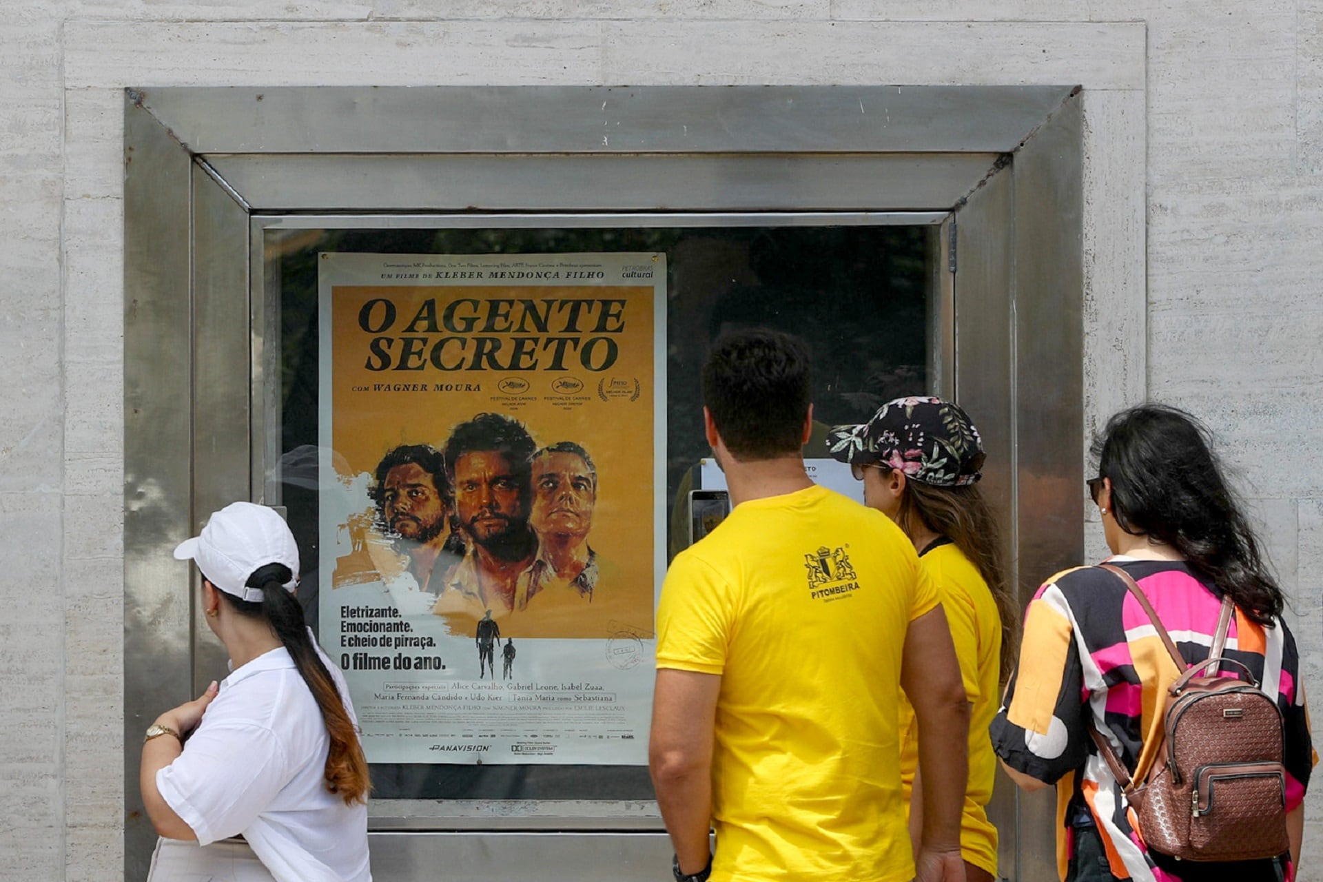 Fotografía del 24 de enero de 2026 que muestra a personas observando un cartel de la película
