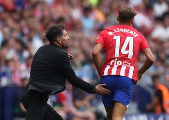 El Cholo Simeone y Marcos Llorente. (Reuters/Isabel Infantes)