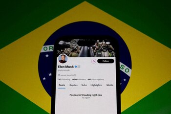 La cuenta X de Elon Musk se ve bloqueada en una pantalla de móvil en esta ilustración después de que el regulador de telecomunicaciones de Brasil suspendió el acceso a la red social X de Elon Musk (REUTERS/Jorge Silva/Archivo)