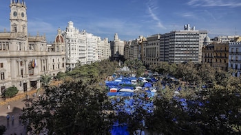Acampada València recomienda reforzar las tiendas ante las lluvias y recalca: "La acampada no se desaloja"