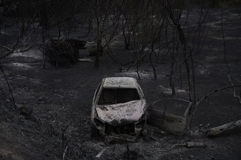 Un vehículo calcinado por el