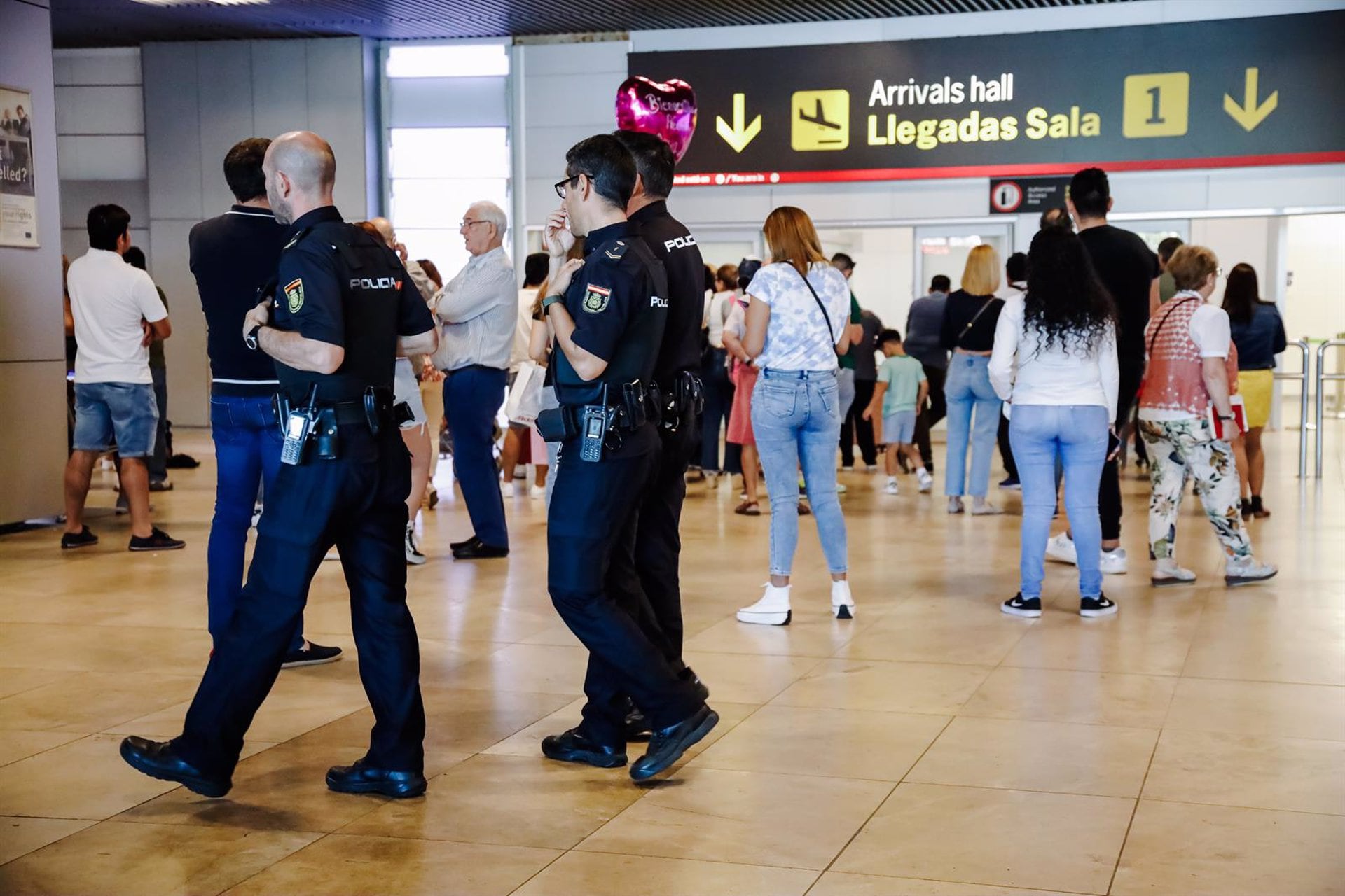 Un grupo de agentes de Policía Nacional en el aeropuerto Adolfo Suárez Madrid Barajas. (Carlos Luján/Europa Press)