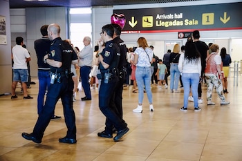 Un grupo de agentes de Policía Nacional en el aeropuerto Adolfo Suárez Madrid Barajas. (Carlos Luján/Europa Press)