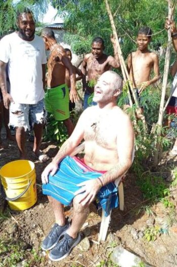 El hombre en evidente estado