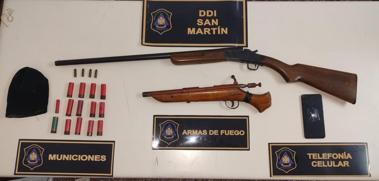 Armas y otros elementos secuestrados en los allanamientos por el caso