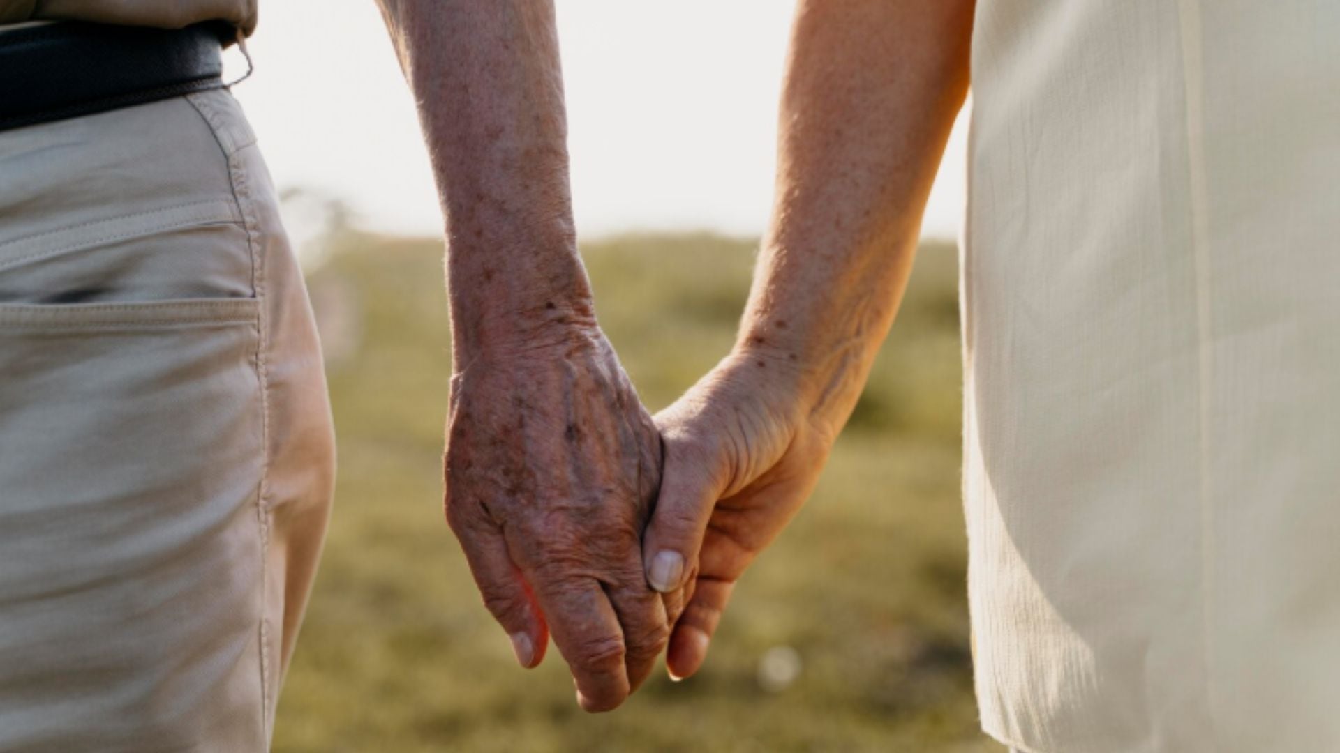 Adultos mayores afirman vivir más episodios de pasión intensa que los jóvenes, desmintiendo la creencia de que la pasión disminuye con la edad (Imagen Ilustrativa Infobae)