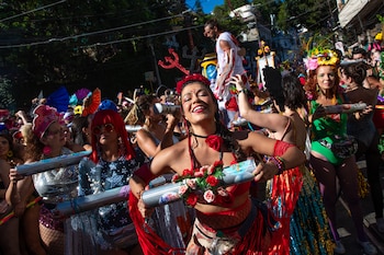 Integrantes de la comparsa callejera