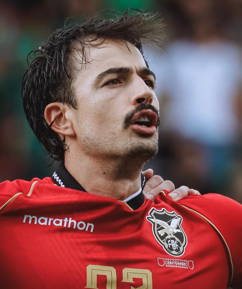 Guillermo Viscarra entonando el himno de Bolivia. - Crédito: @arielok_ph