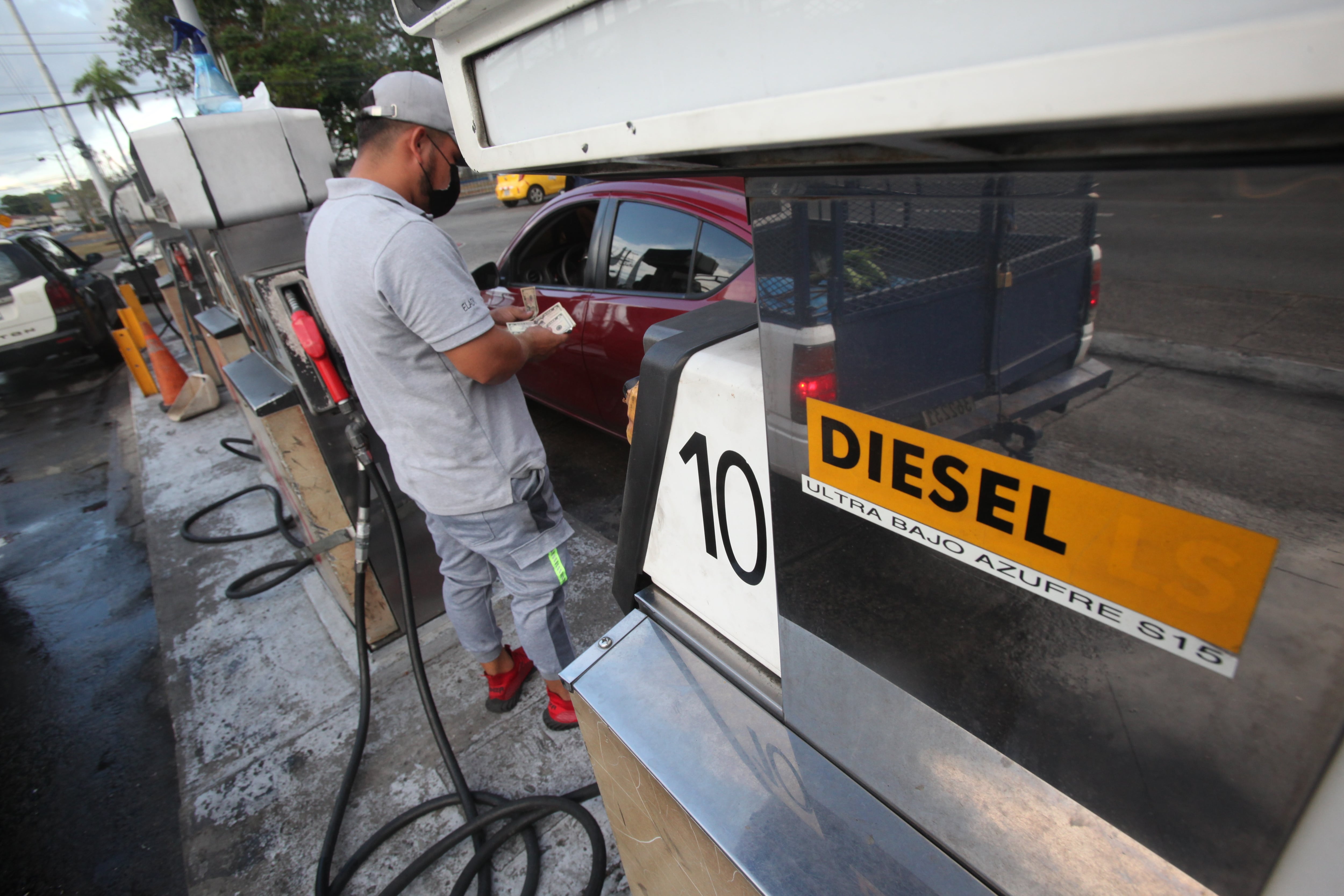 El diésel ultra bajo en azufre registró el mayor incremento del período, con un aumento cercano a 43 centésimos por galón. EFE/Carlos Lemos