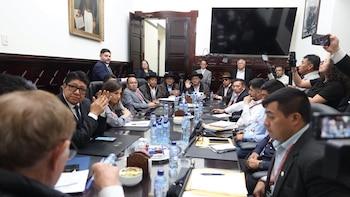 Diputados y autoridades indígenas de Totonicapán y Sololá negocian en el Congreso una salida al alza de los combustibles