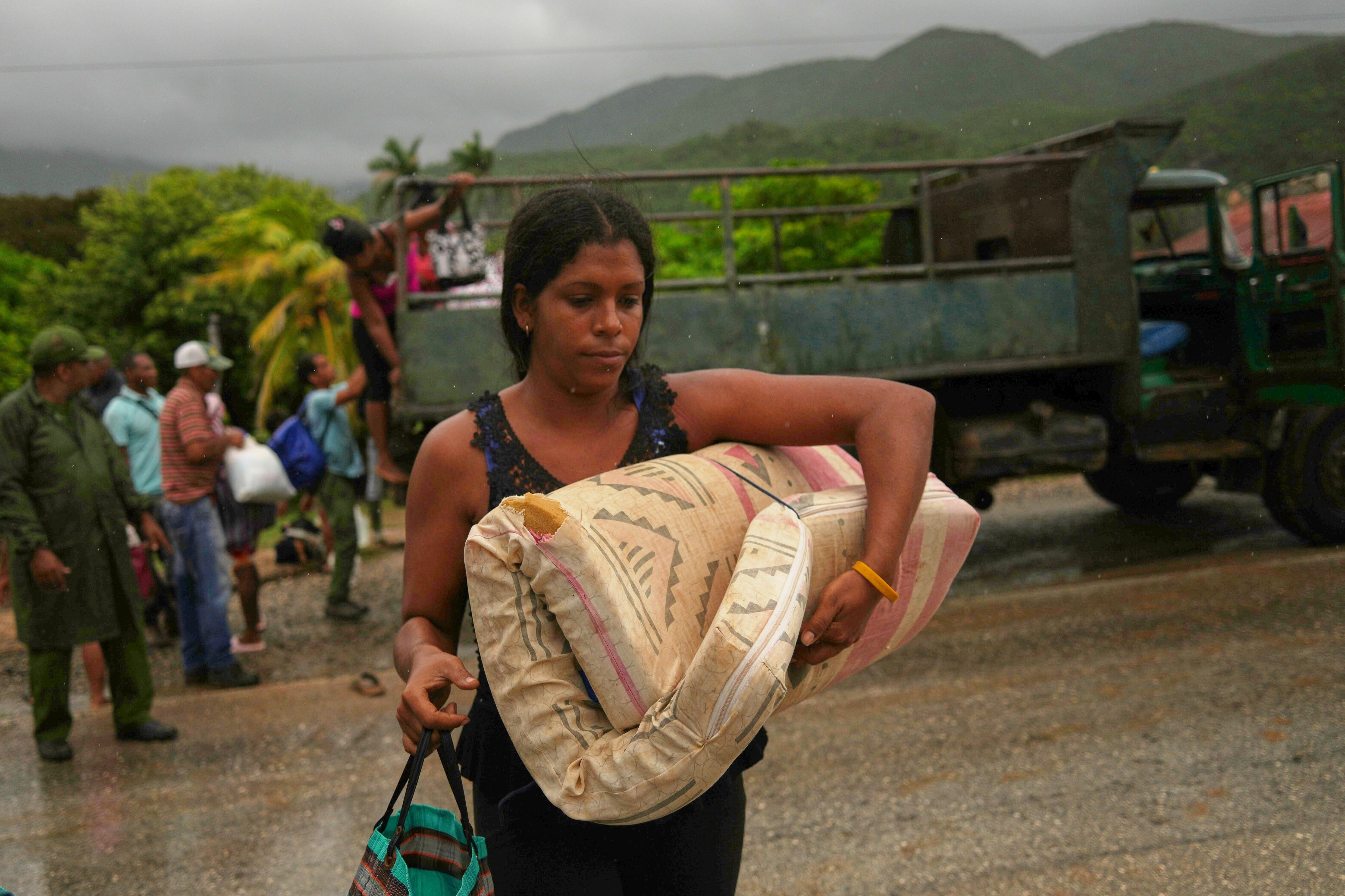 Los datos posteriores indicaron que alrededor de 735 mil personas fueron evacuadas, una medida que evitó una crisis de mortalidad comparable con la de otros países del Caribe afectados por el mismo sistema. (AP Photo/Ramón Espinosa)
