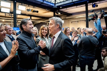 19/10/2026 El presidente del PP, Alberto Núñez Feijóo, saluda al portavoz nacional y vicesecretario de Cultura del PP, Borja Sémper, durante su "Contrato con España", en Espacio Larra, a 19 de octubre de 2026, en Madrid (España). El documento se concibe como el "acta fundacional" de su proyecto político y recoge los principios rectores esenciales que guiarán su ejecutivo en caso de ganar las próximas elecciones generales del 29 de noviembre.
POLITICA
Gabriel Luengas - Europa Press