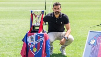 22/07/2020 Míchel con el trofeo