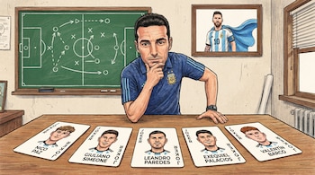Un dibujo muestra a Lionel Scaloni en una mesa con cinco cartas de jugadores de fútbol, un pizarrón con tácticas y un cuadro de Lionel Messi.