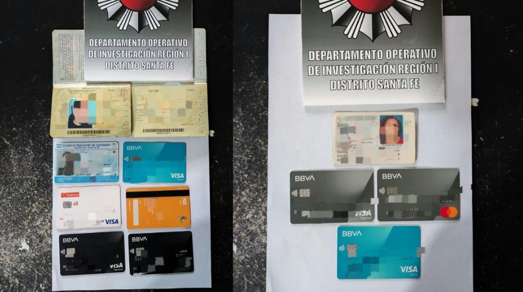Los documentos y tarjetas bancarias secuestradas durante los allanamientos realizados por la PDI (Fuente: Aire de Santa Fe)