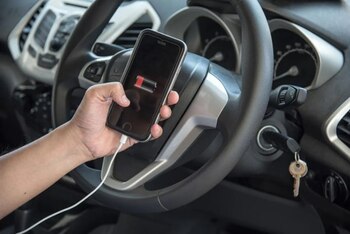 Batería baja del celular cargando