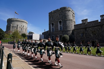 La guardia de honor llega al Castillo de Windsor para el funeral del Duque de Edimburgo, quien acompañó con lealtad 73 años a la Reina Isabel II