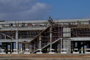 Trabajadores egipcios realizan una construcción