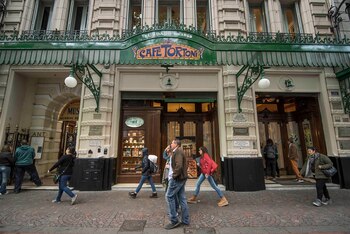 La fachada del Café Tortoni,