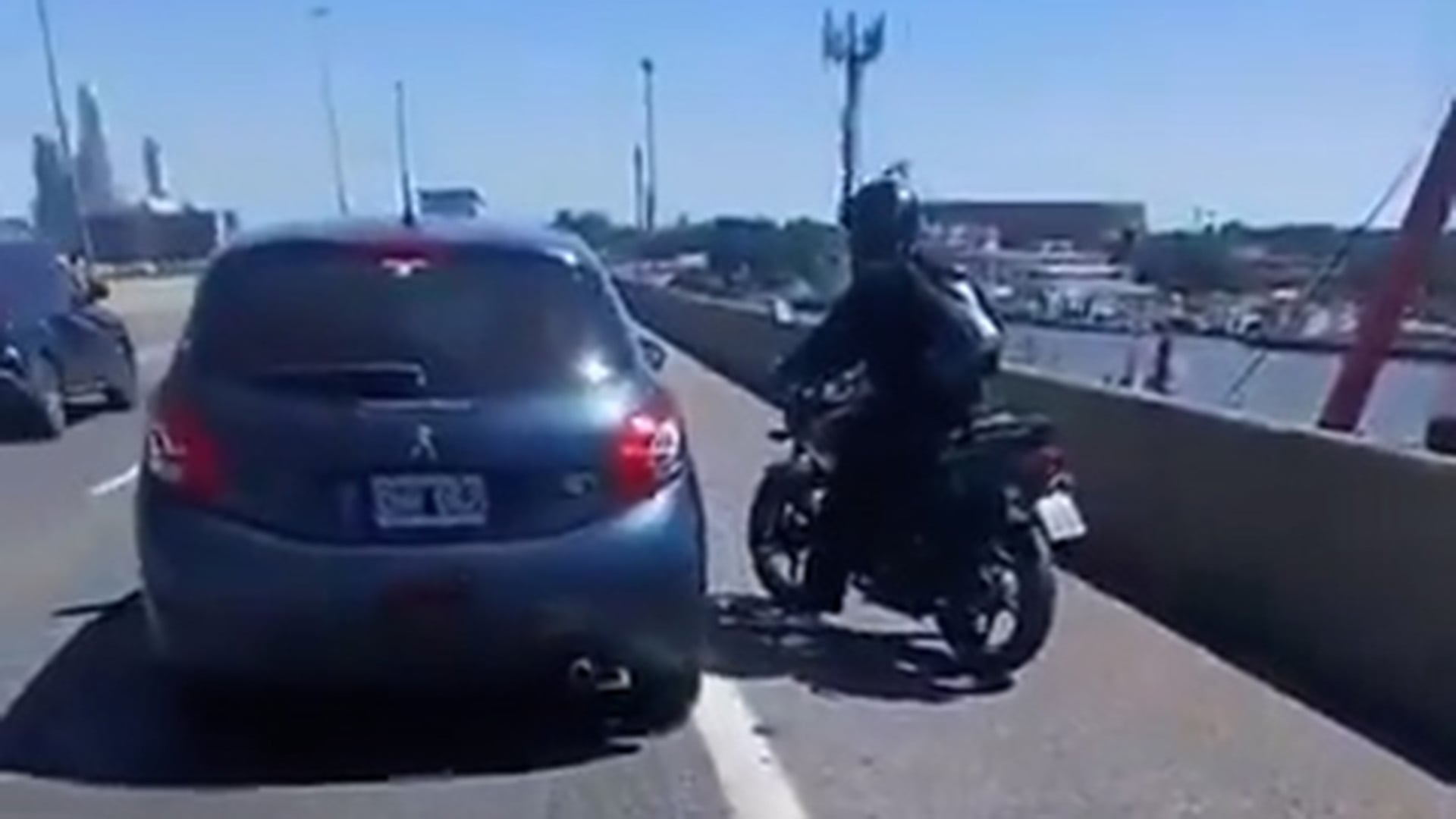 El video del incidente muestra golpes y amenazas en plena autopista Buenos Aires - La Plata, generando preocupación entre testigos