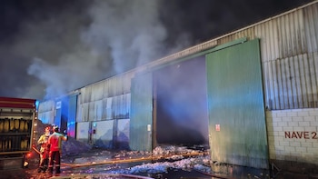 Bomberos trabajan en un incendio declarado en una nave de Lebrija con un millón de kilos de algodón