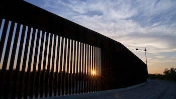 Trump presiona a Sheinbaum para frenar a migrantes mexicanos antes de que crucen a EEUU, reporta Bloomberg