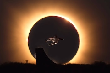 El skater Danny León durante el eclipse solar en España