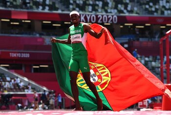 Pedro Pablo Pichardo, de Portugal, celebra tras ganar el oro en el Estadio Olímpico, Tokio, Japón, el 5 de agosto de 2021.
REUTERS/Clodagh Kilcoyne