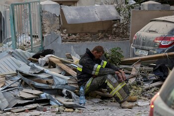 Un rescatista descansa en el lugar de un ataque ruso con drones y misiles contra edificios residenciales, en medio del ataque de Rusia a Ucrania, en Lviv (REUTERS/Roman Baluk)