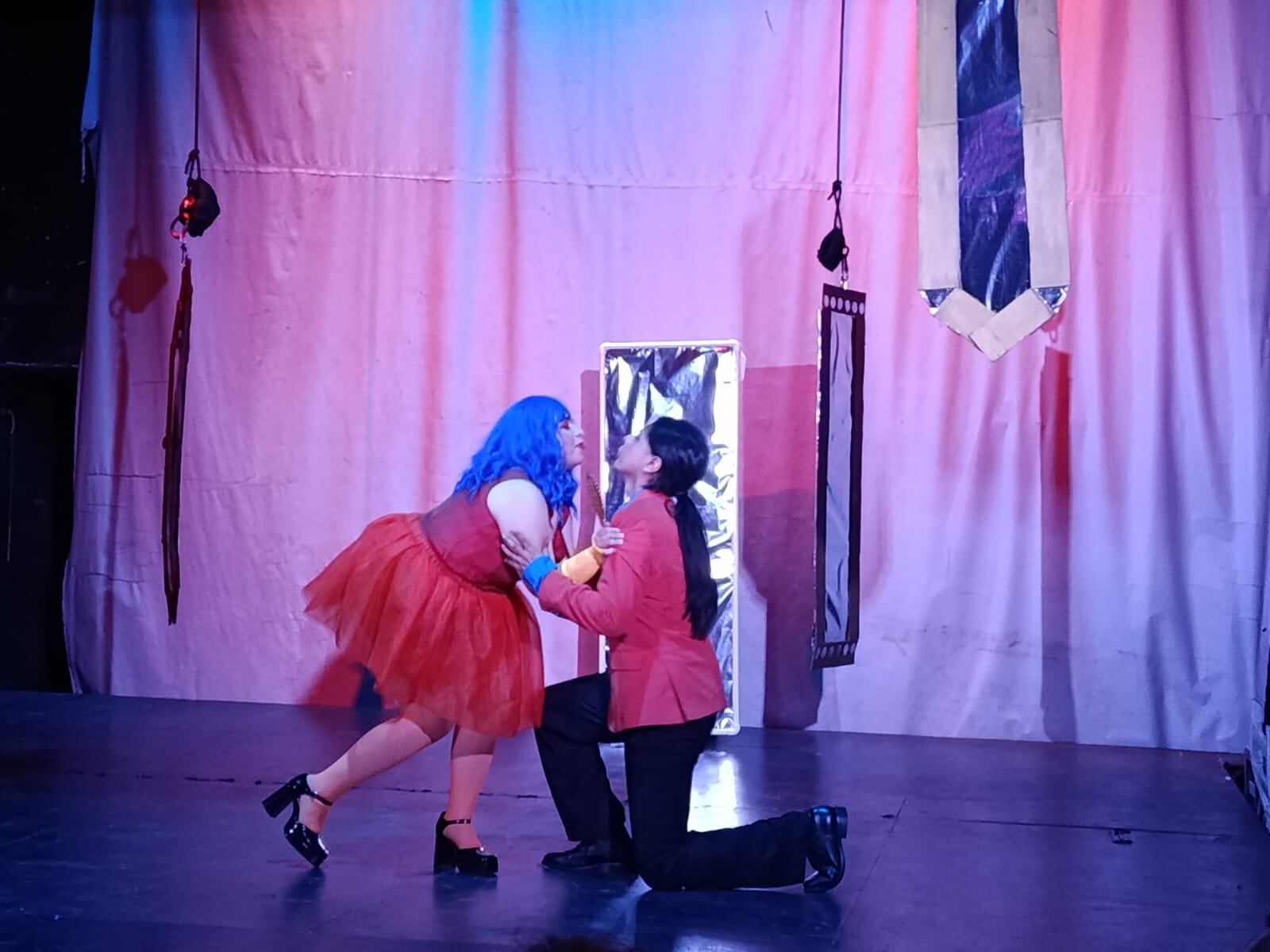 La obra es una sátira sobre el narcicismo y sus alcances en las relaciones humanas. Foto: (Jesús Tovar Sosa/Infobae)