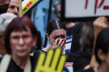 Una mujer llora mientras marcha hacia la residencia privada del primer ministro israelí, Benjamin Netanyahu, para conmemorar un año desde el mortal ataque del 7 de octubre por parte de Hamás, en Jerusalén, el 7 de octubre de 2024. REUTERS/Ronen Zvulun