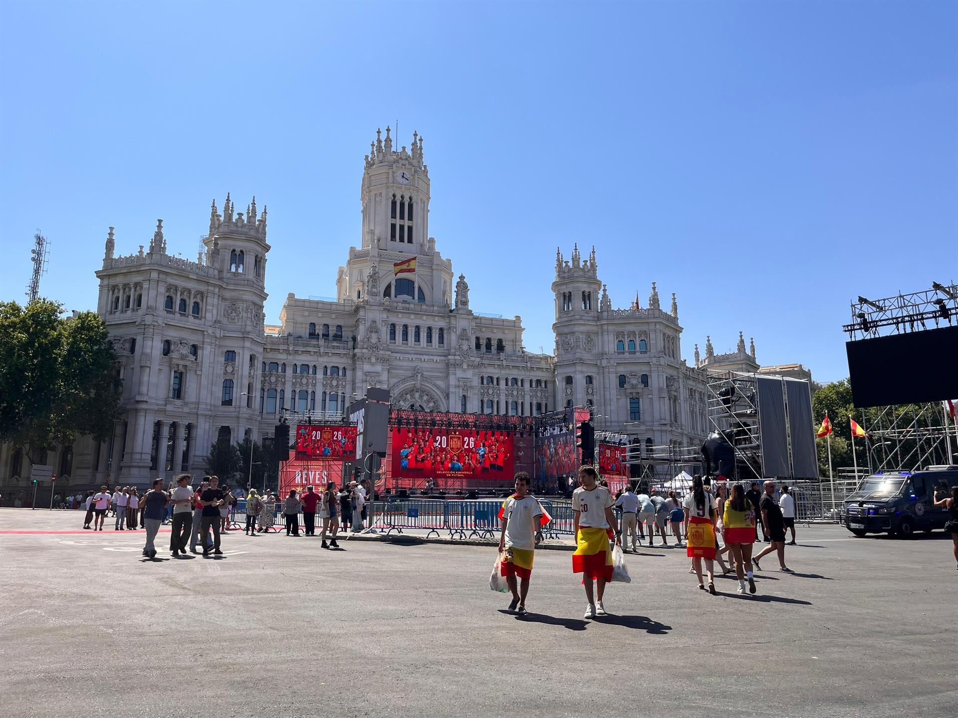 Madrid espera a España entre la fiebre por las camisetas y preparativos a contrarreloj en Cibeles