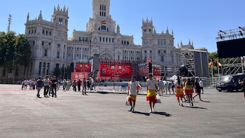 Madrid espera a España entre la fiebre por las camisetas y preparativos a contrarreloj en Cibeles