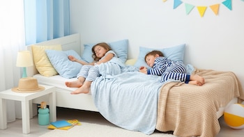 ¿Cómo afectan las vacaciones de verano el descanso de niñas y niños? Mantener una rutina flexible favorece su bienestar emocional