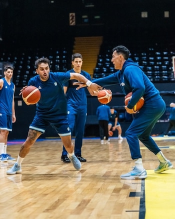 Pablo Prigioni, DT de la selección argentina de básquet, en una sesión de entrenamiento con Facundo Campazzo (Foto: CAB)