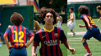 Collage de jóvenes futbolistas en un campo de césped. Un jugador con camiseta de rayas rojas y azules, logotipo FC Barcelona y Qatar Airways, mira al frente. Otros jugadores y césped.