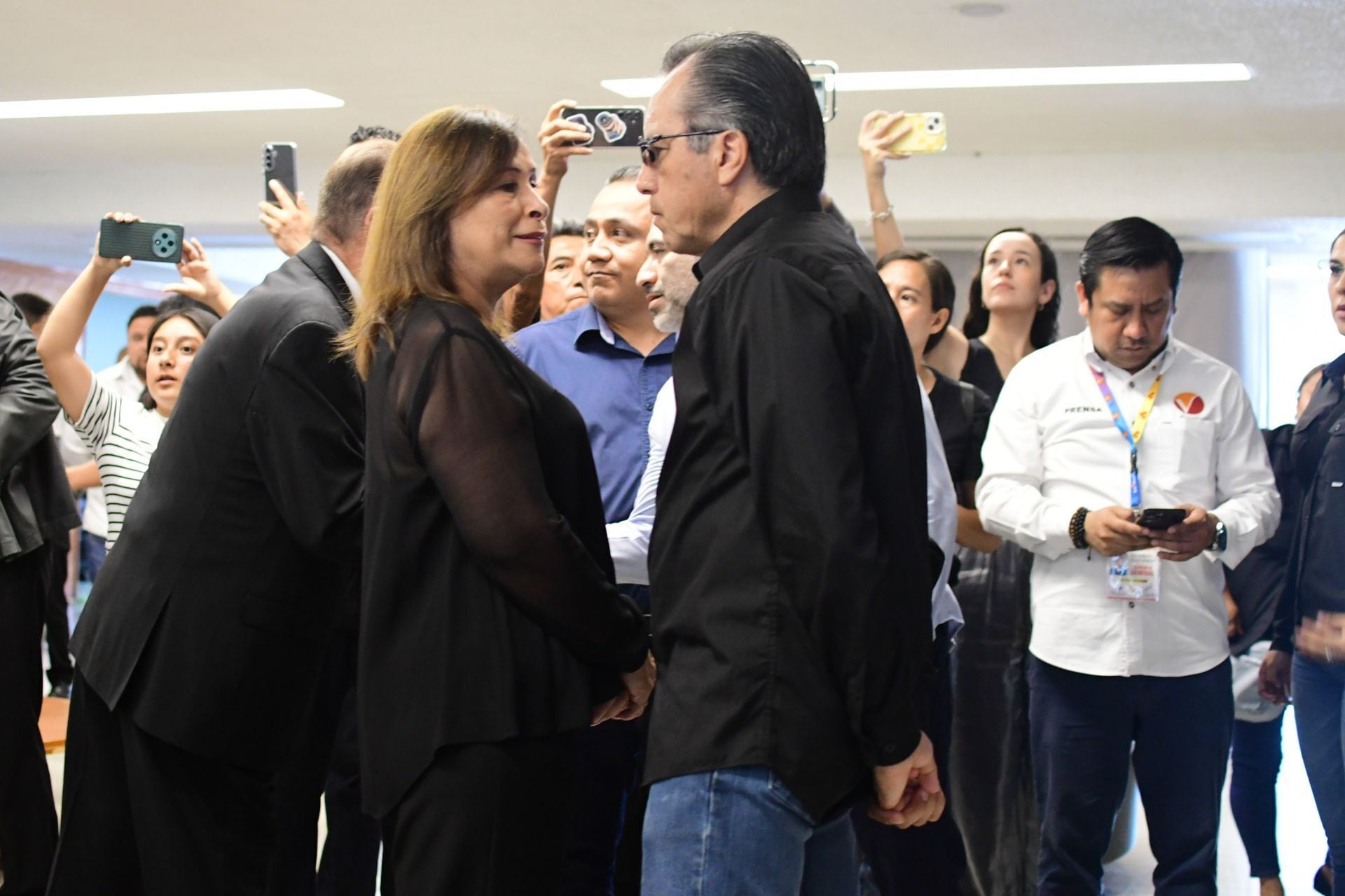 Rocío Nahle se reencuentra con Cuitláhuac García en funeral de Zenyazen Escobar: la bancada de Morena llega al velorio en Veracruz. (Foto: Cuartoscuro)