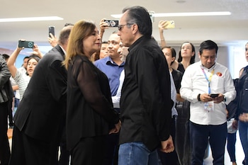 Rocío Nahle se reencuentra con Cuitláhuac García en funeral de Zenyazen Escobar: la bancada de Morena llega al velorio en Veracruz. (Foto: Cuartoscuro)