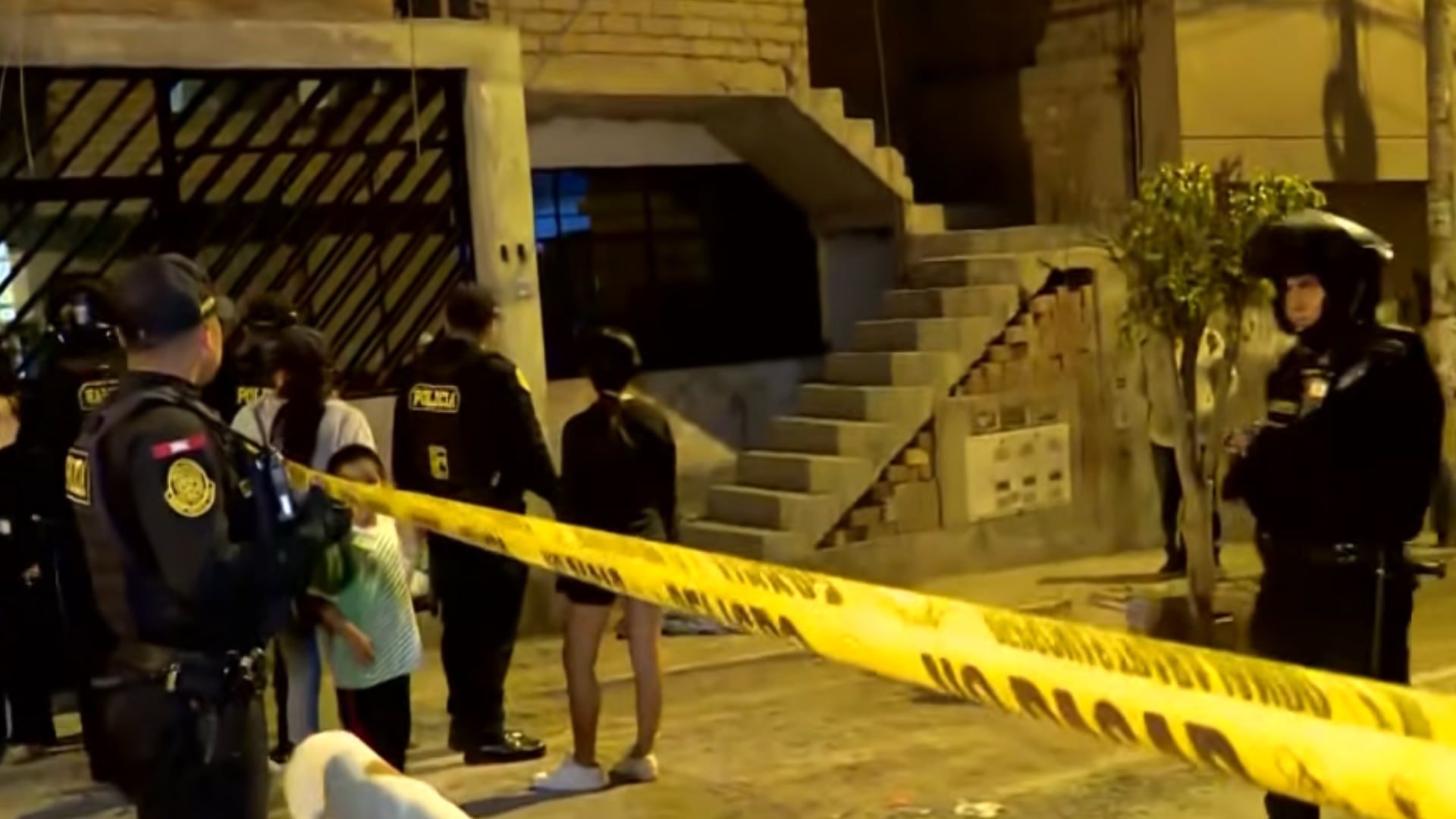 Agentes de la Policía Nacional resguardan con cinta de seguridad la escena donde fue asesinado un comerciante en el distrito de Ate. (Captura: Latina Noticias)