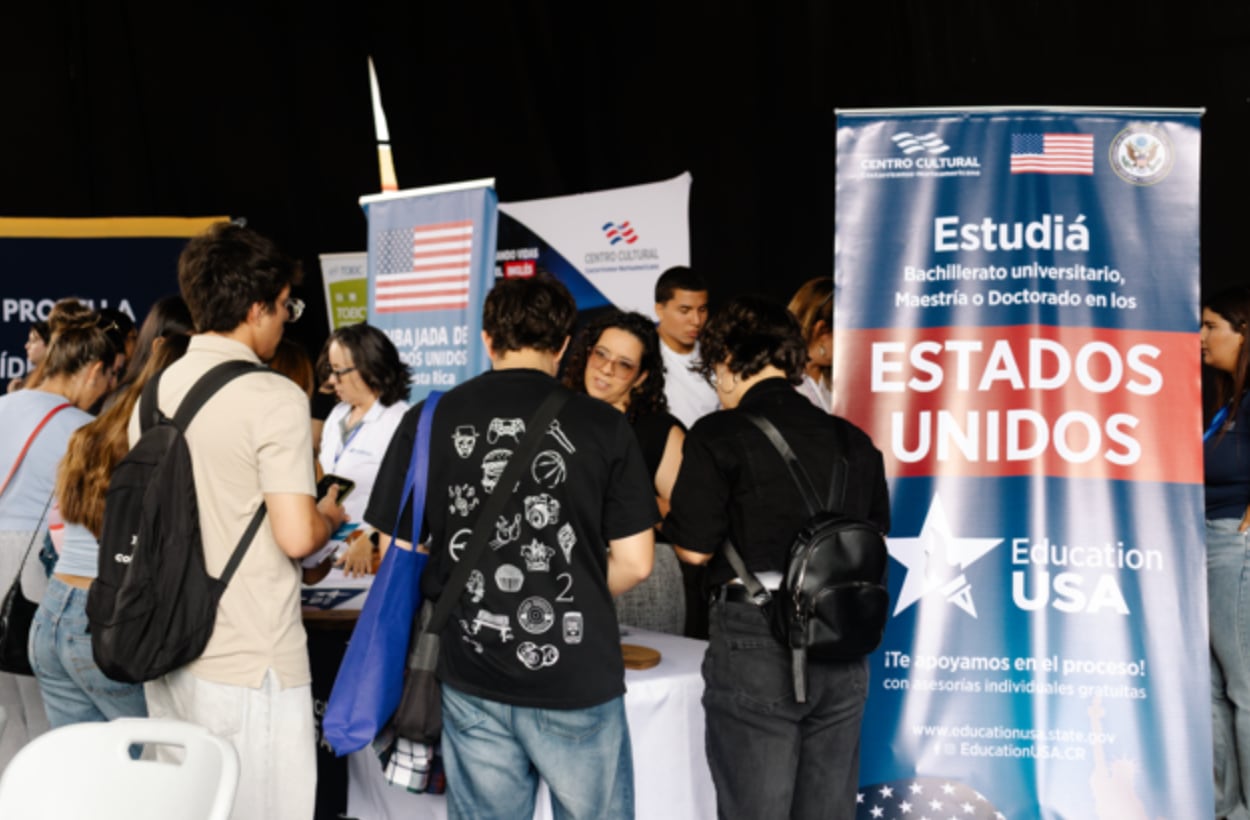 Estudiantes costarricenses con promedios superiores a 85 podrán postularse al programa de becas Opportunity Funds 2026-2027 para acceder a universidades estadounidenses. Crédito: EducationUSA Costa Rica