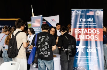Estudiantes costarricenses con promedios superiores a 85 podrán postularse al programa de becas Opportunity Funds 2026-2027 para acceder a universidades estadounidenses. Crédito: EducationUSA Costa Rica