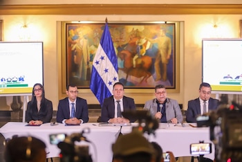 La comisión reportó la desaparición de memorias y discos duros pertenecientes a instituciones intervenidas. (FOTO: Presidencia de Honduras)