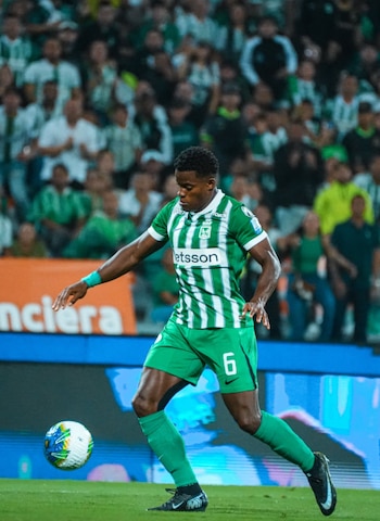 Andrés Felipe Román, jugador de Atlético Nacional, después de recibir el pase de James Rodríguez para anotar el segundo gol ante Junior de Barranquilla - crédito @nacionaloficial/Instagram