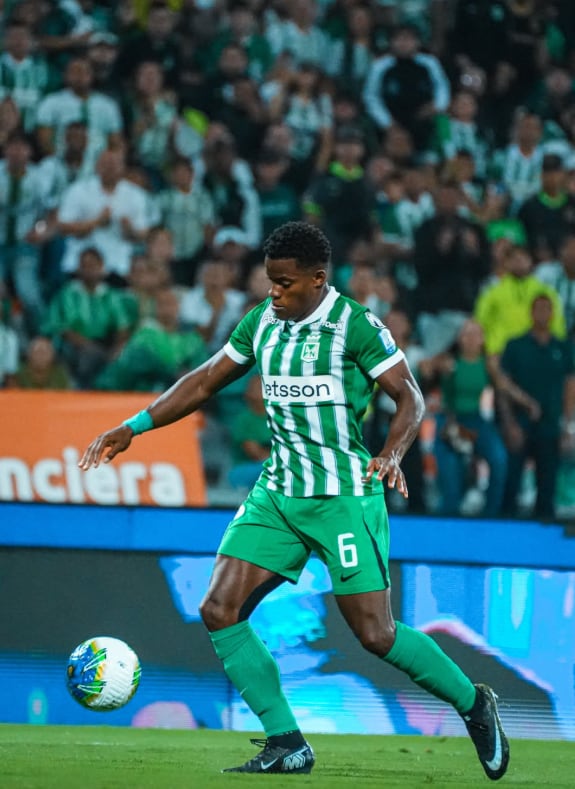 Andrés Felipe Román, jugador de Atlético Nacional, después de recibir el pase de James Rodríguez para anotar el segundo gol ante Junior de Barranquilla - crédito @nacionaloficial/Instagram