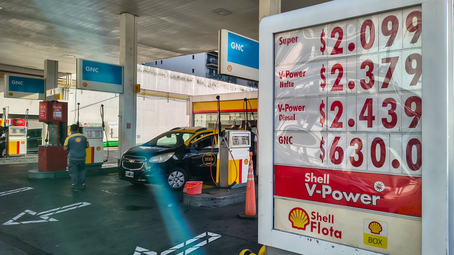 Factores internacionales y acuerdos internos entre petroleras explican la última alza en los combustibles en el país (Adrian Escandar)